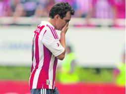 Desconsolado. El mediocampista rojiblanco, Luis Pérez, ofreció uno de sus peores partidos desde su llegada a Chivas. STRAFFON IMAGES  /