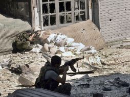 Un soldado del ejército sirio en una calle de la zona de Al-Atareb, en la provincia de Alepo. EFE  /