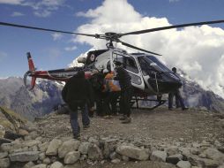 El equipo de rescate busca a los alpinistas desaparecidos. AP  /
