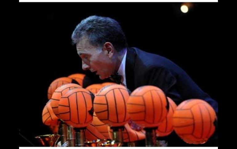 El ''Instrumento informal'' llamado ''Bolarmonio'' (aquí ejecutado por Maronna) se usó en la pieza ''Rapsodia en pelotas''. ARCHIVO  /