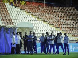 Confundidos, los jugadores del Real Madrid esperaban en el terreno de juego mientras inspeccionaban el estadio. AFP  /