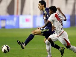 El delantero del Rayo Vallecano Lass Bangoura (d), lucha un balón con el centrocampista del Real Madrid Ángel Di María (i). EFE  /