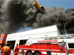 Bomberos resguardan la zona para evitar otros accidentes. EL UNIVERSAL  /