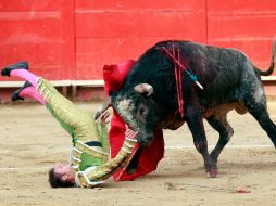 Tras la cornada, el francés sufrió una conmoción cerebral. XINHUA  /