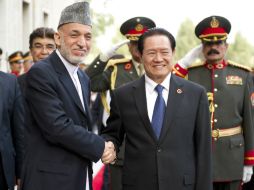 El presidente afgano Hamid Karzai y el jefe de Seguridad de China, Zhou Yongkang. XINHUA  /
