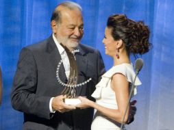 Eva Longoria entrega el premio a Carlos Slim. EFE  /