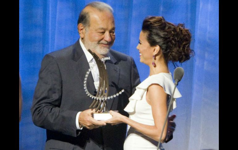 Eva Longoria entrega el premio a Carlos Slim. EFE  /