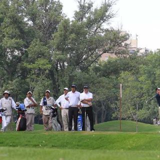 Dan una Mano Amiga mediante juego de golf