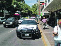 In fraganti.El presunto delincuente fue aprehendido por policías tapatíos.  /