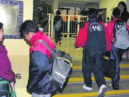 La SEJ pretende entregar mochilas transparentes en primarias y secundarias para evitar el ingreso de drogas y armas a los planteles.  /