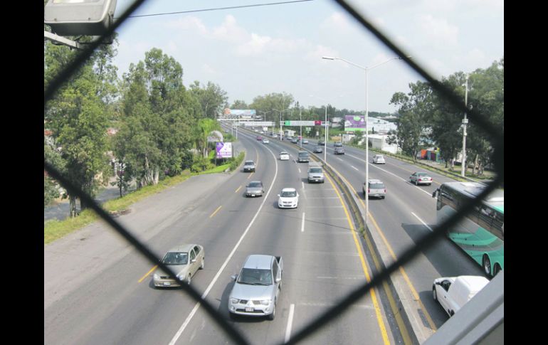 El tráfico entre el Mante y el Iteso. La zona requiere soluciones viales desde que se prohibieron los cruces en superficie.  /