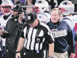 Guerra verbal. Bill Belichick, coach de Nueva Inglaterra, discute con uno de los árbitros sustitutos durante el juego en Baltimore. AP  /
