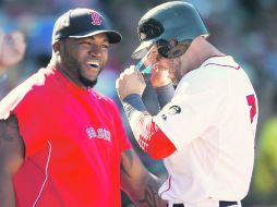 Se divierte. Davir Ortiz (izq.) bromea con Cody Ross. AFP  /
