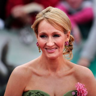 Sexo, drogas y política municipal en nueva novela de JK Rowling