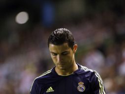 Cristiano se lamenta tras haber perdido la oportunidad de gol cuando se quedó sólo a unos metros de la portería. REUTERS  /