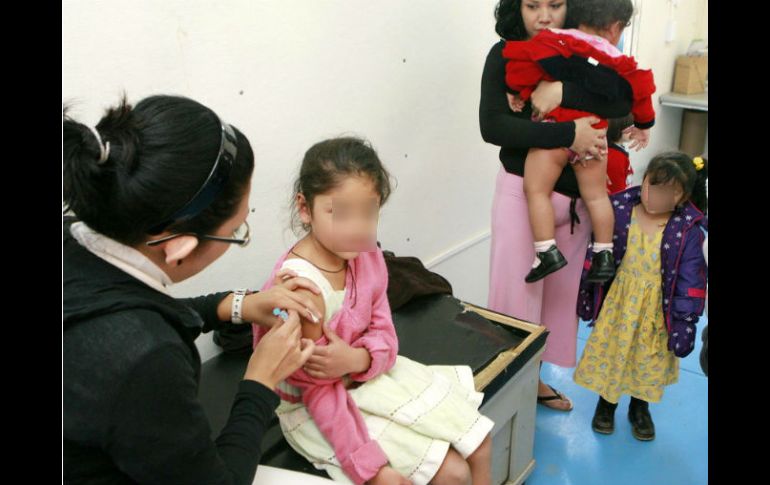 La vacuna se aplica en niñas que cursan el quinto grado de primaria y las que actualmente cuentan con 11 años de edad. ARCHIVO  /