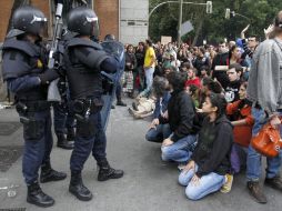 Los enfrentamientos ocurrieron cuando manifestantes intentaron cruzar la plaza al lado del Congreso de los Diputados. EFE  /