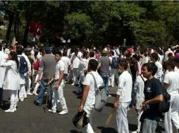 Estudiantes regulares y rechazados de la Universidad se enfrentaron a golpes. EL UNIVERSAL  /