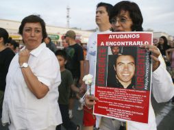 Familiares y amigos muestran imagen del vocero del movimiento. ARCHIVO  /