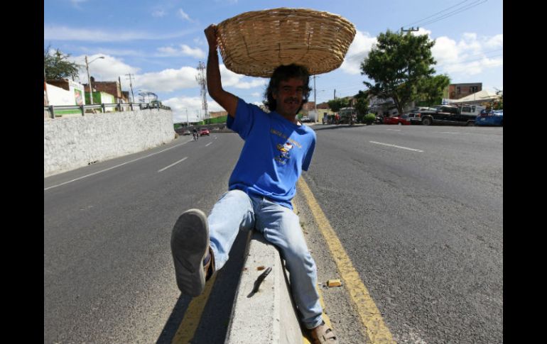 Además de padecer la falta de puentes peatonales, los vecinos que caminan tienen que enfrentar la falta de alumbrado público.  /