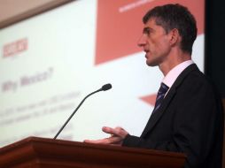 John Pearson da la conferencia Relaciones comerciales del Reino Unido y México.  /