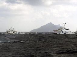 Un barco de la guardia costera japonesa (d) persigue un bote pesquero de Taiwan, quien se ha sumado a la disputa. EFE  /