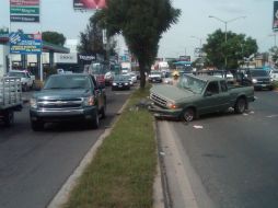 Bomberos municipales llegaron para realizar la remoción de los restos del automotor.  /