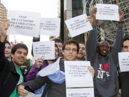 Residentes argentinos participan en un 'cacerolazo' contra la política económica y social de la presidenta argentina. EFE  /