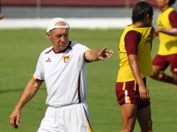 Héctor Hugo Eugui da indicaciones durante la práctica de Tecos. MEXSPORT  /