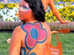 Integrantes del Movimiento Mujer y Salud cubrieron su cuerpo con pintura naranja. AP  /