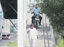 Carretera a Chapala. Ni los motociclistas se animan a cruzar la ancha vía en el ingreso a la zona metropolitana.  /