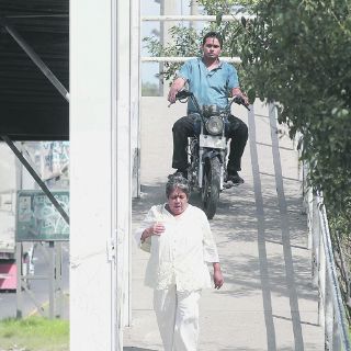 Ausencia de puentes saca lo temerario a los peatones