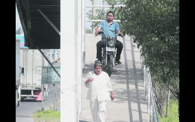Carretera a Chapala. Ni los motociclistas se animan a cruzar la ancha vía en el ingreso a la zona metropolitana.  /