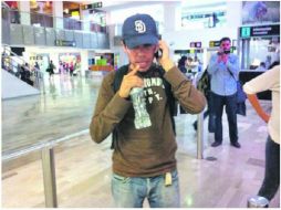 Aleph Jiménez arribó ayer al Distrito Federal, donde ya lo esperaban miembros de #YoSoy132. #YOSOY132  /