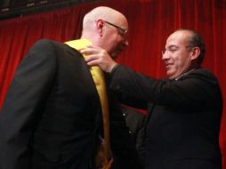 Felipe Calderón condecorando al fundador y presidente ejecutivo del Foro Económico Mundial, Klaus Schawb. XINHUA  /