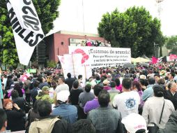 Manifestantes de diversos gremios protestaron con pancartas de rechazo a la legislación afuera de la Cámara de Diputados. NTX  /