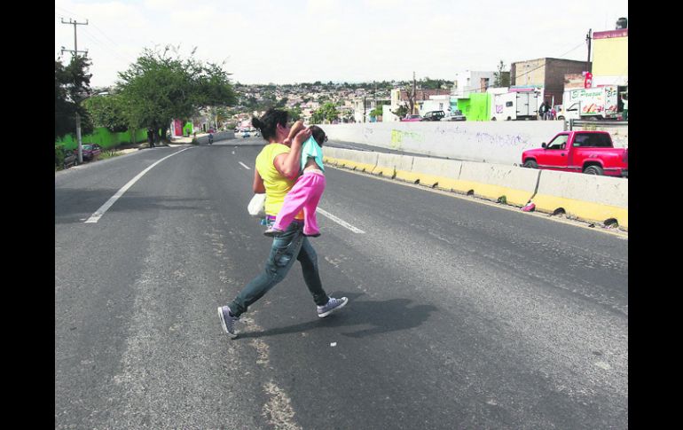 En la Carretera a Saltillo, la ausencia de puentes peatonales obliga a, literalmente, jugarse la vida al cruzar la vialidad.  /