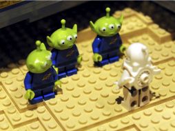 La exposición reproduce detallados escenarios de la historia de la humanidad con los populares bloques de plástico de Lego. EFE  /