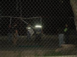 Personal forense trasladó al cadáver a las instalaciones de la morgue de la Zona Metropolitana de Guadalajara. ESPECIAL  /