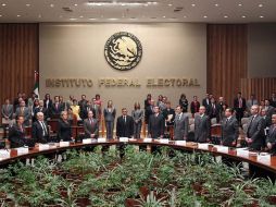 El Consejo General del IFE guarda un minuto de silencio en memoria del senador Alonso Lujambio. NOTIMEX  /