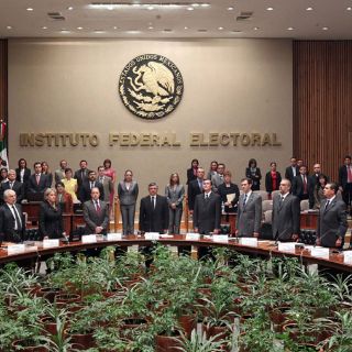 El IFE guarda minuto de silencio por muerte de Lujambio