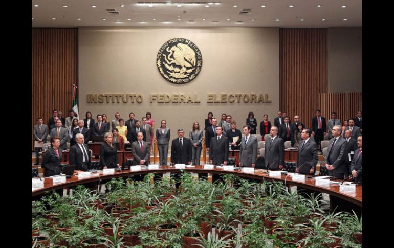 El Consejo General del IFE guarda un minuto de silencio en memoria del senador Alonso Lujambio. NOTIMEX  /