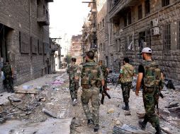 Supuestos soldados sirios patrullando una calle en Alepo. EFE  /