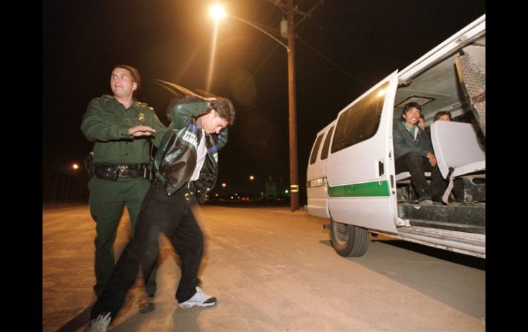 Las autoridades podrán revisar documentos de las personas detenidas bajo sospecha razonable a discreción de cada policía. ARCHIVO  /