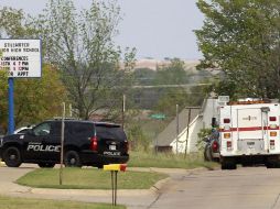 La policía vigila la escuela donde se registrón el tiroteo. AP  /