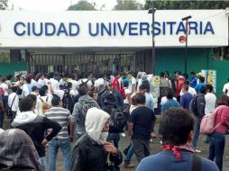 Estudiantes regulares se apostaron para exigir que concluyera el paro. EL UNIVERSAL  /