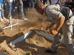 Dan el último adiós a uno de los trabajadores que fallecido por explosión. ARCHIVO  /