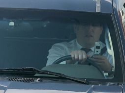 Aunque muchas personas saben que enviar mensajes de texto por celular mientras manejan es peligroso, lo hacen sin darse cuenta. ARCHIVO  /