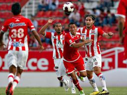 Esquivel trata de quedarse con el balón ante la marca de varios defensores del Necaxa. ESPECIAL  /
