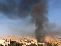 Una columna de humo que se eleva sobre el centro de Damasco tras registrarse dos fuertes explosiones. EFE  /